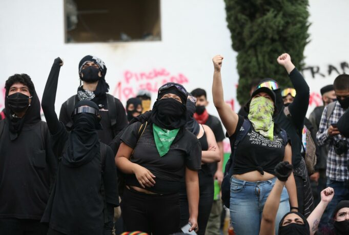 Jóvenes encapuchados se toman escuela de la UNAM en Ciudad de México Jóvenes encapuchados se toman escuela de la UNAM en Ciudad de México