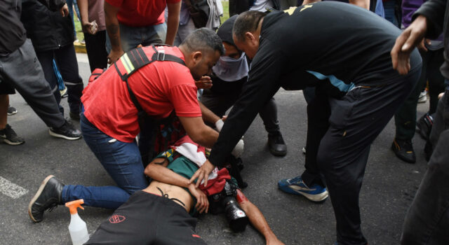 Justicia argentina procesa a gendarme que hirió gravemente a fotógrafo en protesta Justicia argentina procesa a gendarme que hirió gravemente a fotógrafo en protesta