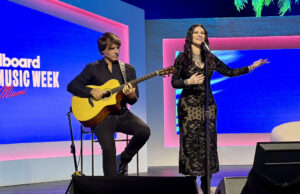 Laura Pausini grabará disco con música de Bad Bunny y Joan Sebastian Laura Pausini grabará disco con música de Bad Bunny y Joan Sebastian