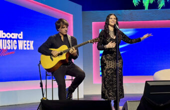 Laura Pausini grabará disco con música de Bad Bunny y Joan Sebastian Laura Pausini grabará disco con música de Bad Bunny y Joan Sebastian