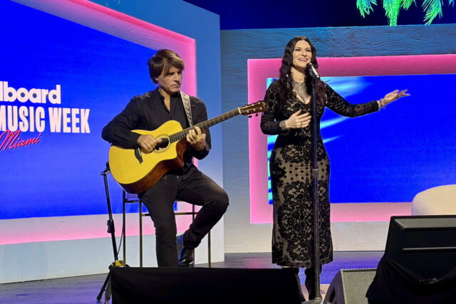 Laura Pausini grabará disco con música de Bad Bunny y Joan Sebastian