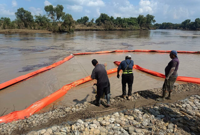 México descontamina río de Veracruz afectado por derrame de hidrocarburo
