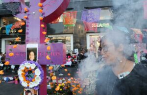 Ofrenda honra a víctimas de feminicidio y desaparecidos en México Ofrenda honra a víctimas de feminicidio y desaparecidos en México