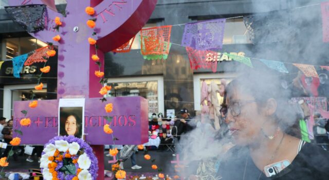 Ofrenda honra a víctimas de feminicidio y desaparecidos en México Ofrenda honra a víctimas de feminicidio y desaparecidos en México