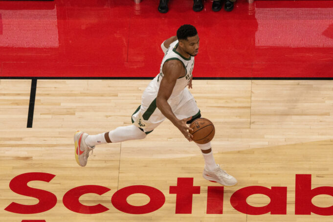 Raptors caen ajustadamente en casa ante Bucks 116-122 al inicio de temporada Raptors caen ajustadamente en casa ante Bucks 116-122 al inicio de temporada