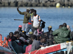 Salvamento Marítimo español rescata a 230 personas en barcaza cerca de Canarias Salvamento Marítimo español rescata a 230 personas en barcaza cerca de Canarias