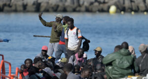 Salvamento Marítimo español rescata a 230 personas en barcaza cerca de Canarias Salvamento Marítimo español rescata a 230 personas en barcaza cerca de Canarias