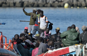Salvamento Marítimo español rescata a 230 personas en barcaza cerca de Canarias Salvamento Marítimo español rescata a 230 personas en barcaza cerca de Canarias