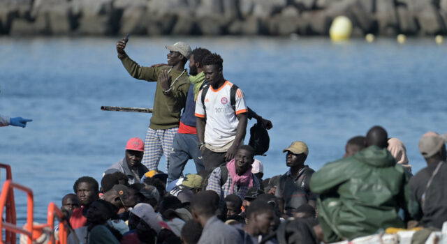 Salvamento Marítimo español rescata a 230 personas en barcaza cerca de Canarias Salvamento Marítimo español rescata a 230 personas en barcaza cerca de Canarias