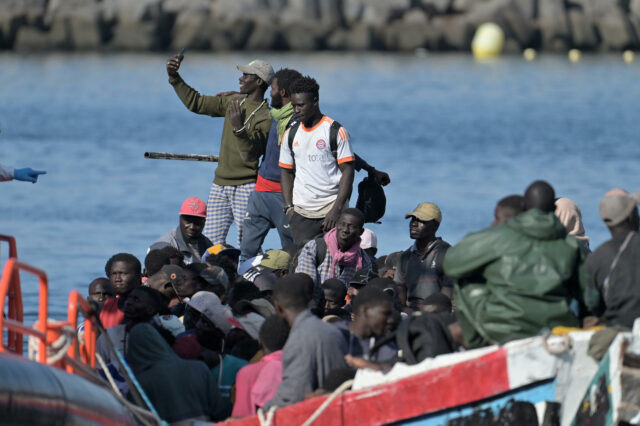 Salvamento Marítimo español rescata a 230 personas en barcaza cerca de Canarias