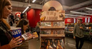 Taylor Swift lleva al cine la historia de “The Life of a Showgirl” Taylor Swift lleva al cine la historia de "The Life of a Showgirl"