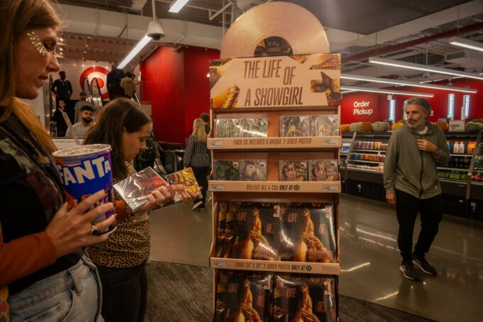 Taylor Swift lleva al cine la historia de “The Life of a Showgirl” Taylor Swift lleva al cine la historia de "The Life of a Showgirl"