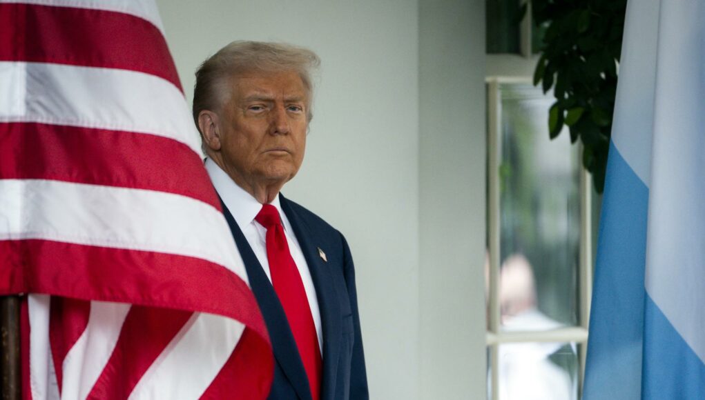 Trump amenaza con cortar ayudas públicas si se mantiene el cierre del Gobierno Trump amenaza con cortar ayudas públicas si se mantiene el cierre del Gobierno