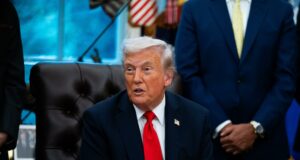 Trump exige $230 millones por costes de investigaciones federales en su contra Trump exige $230 millones por costes de investigaciones federales en su contra