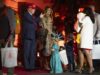 Trump y Melania dan dulces a decenas de niños en la Casa Blanca Trump y Melania dan dulces a decenas de niños en la Casa Blanca