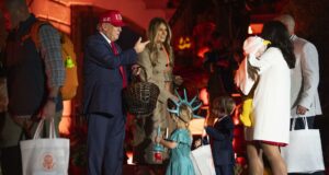 Trump y Melania dan dulces a decenas de niños en la Casa Blanca Trump y Melania dan dulces a decenas de niños en la Casa Blanca