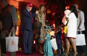 Trump y Melania dan dulces a decenas de niños en la Casa Blanca Trump y Melania dan dulces a decenas de niños en la Casa Blanca