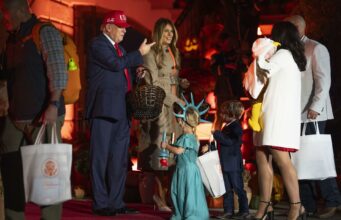 Trump y Melania dan dulces a decenas de niños en la Casa Blanca Trump y Melania dan dulces a decenas de niños en la Casa Blanca