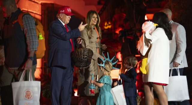 Trump y Melania dan dulces a decenas de niños en la Casa Blanca Trump y Melania dan dulces a decenas de niños en la Casa Blanca
