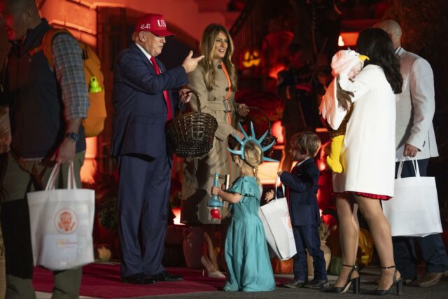 Trump y Melania entregan dulces a decenas de niños en la Casa Blanca Trump y Melania dan dulces a decenas de niños en la Casa Blanca