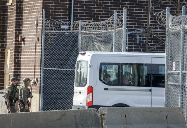 Jueza veta el uso de la fuerza de agentes migratorios contra manifestantes en Chicago Jueza de Chicago veta uso de fuerza migratoria contra manifestantes pacíficos