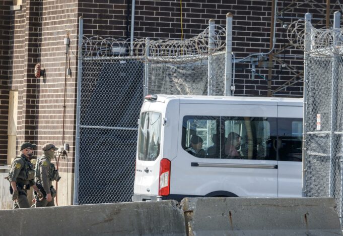 Jueza de Chicago veta uso de fuerza migratoria contra manifestantes pacíficos Jueza de Chicago veta uso de fuerza migratoria contra manifestantes pacíficos