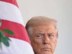 Trump establece mínimos de refugiados, priorizando sudafricanos blancos en admisiones Trump establece mínimos de refugiados, priorizando sudafricanos blancos en admisiones