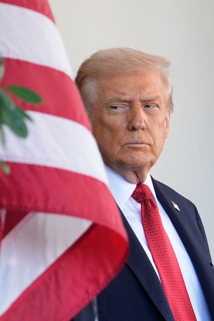 Trump establece mínimos de refugiados, priorizando sudafricanos blancos en admisiones Trump establece mínimos de refugiados, priorizando sudafricanos blancos en admisiones