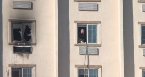 Apagón tras incendio impide cocinar para residentes desalojados Apagón tras incendio impide cocinar para residentes desalojados