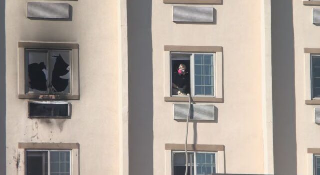 Apagón tras incendio impide cocinar para residentes desalojados Apagón tras incendio impide cocinar para residentes desalojados