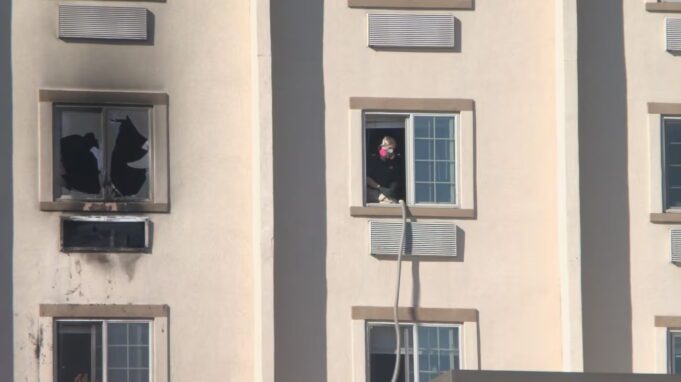 Apagón tras incendio impide cocinar para residentes desalojados Apagón tras incendio impide cocinar para residentes desalojados