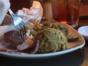 Chuck’s Fish da comida gratis en Acción de Gracias, beneficiando a la comunidad Chuck's Fish da comida gratis en Acción de Gracias, beneficiando a la comunidad