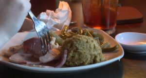 Chuck’s Fish da comida gratis en Acción de Gracias, beneficiando a la comunidad Chuck's Fish da comida gratis en Acción de Gracias, beneficiando a la comunidad