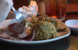 Chuck’s Fish da comida gratis en Acción de Gracias, beneficiando a la comunidad Chuck's Fish da comida gratis en Acción de Gracias, beneficiando a la comunidad