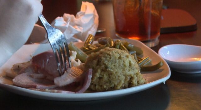 Chuck’s Fish da comida gratis en Acción de Gracias, beneficiando a la comunidad Chuck's Fish da comida gratis en Acción de Gracias, beneficiando a la comunidad