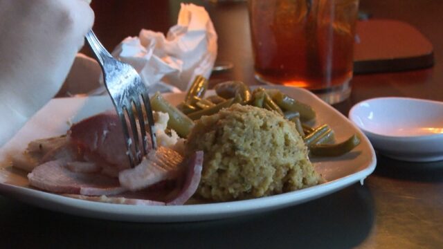 Chuck's Fish da comida gratis en Acción de Gracias, beneficiando a la comunidad