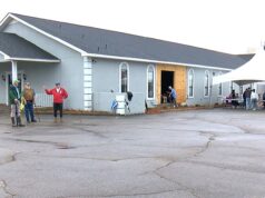 El primer comedor social de Northport alimenta a cientos en su primer día El primer comedor social de Northport alimenta a cientos en su primer día