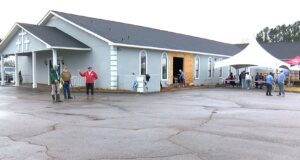 El primer comedor social de Northport alimenta a cientos en su primer día El primer comedor social de Northport alimenta a cientos en su primer día