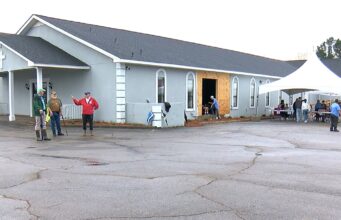 El primer comedor social de Northport alimenta a cientos en su primer día El primer comedor social de Northport alimenta a cientos en su primer día