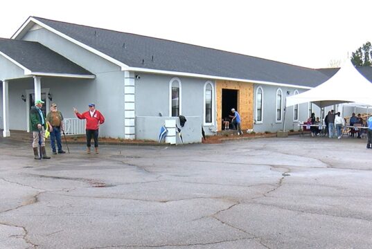 El primer comedor social de Northport alimenta a cientos en su primer día El primer comedor social de Northport alimenta a cientos en su primer día
