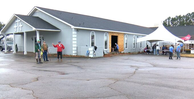 El primer comedor social de Northport alimenta a cientos en su primer día El primer comedor social de Northport alimenta a cientos en su primer día