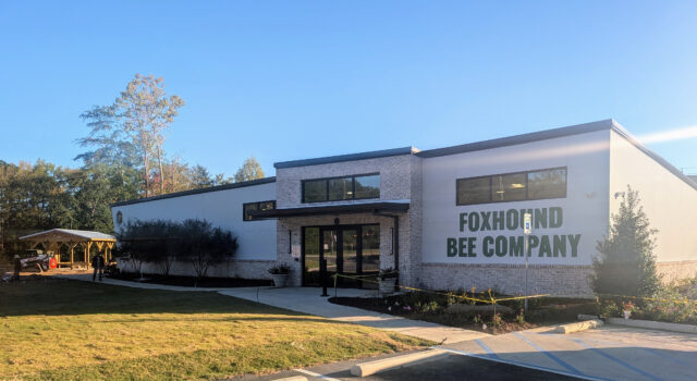 Foxhound Bee Company abre una nueva tienda de apicultura y centro educativo en Irondale Foxhound Bee Company abre una nueva tienda de apicultura y centro educativo en Irondale