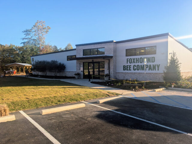 Foxhound Bee Company abre una nueva tienda de apicultura y centro educativo en Irondale