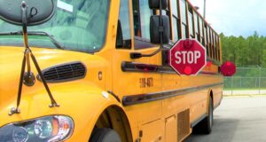 Hombre arrestado tras intentar subir a un autobús escolar en Hoover y agredir al conductor Hombre arrestado tras intentar subir a un autobús escolar en Hoover y agredir al conductor