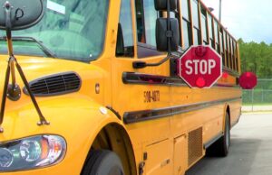 Hombre arrestado tras intentar subir a un autobús escolar en Hoover y agredir al conductor Hombre arrestado tras intentar subir a un autobús escolar en Hoover y agredir al conductor