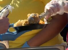 Huntsville One Table reúne a cientos de personas para una comida de Acción de Gracias Huntsville One Table reúne a cientos de personas para una comida de Acción de Gracias