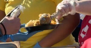 Huntsville One Table reúne a cientos de personas para una comida de Acción de Gracias Huntsville One Table reúne a cientos de personas para una comida de Acción de Gracias