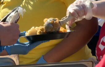 Huntsville One Table reúne a cientos de personas para una comida de Acción de Gracias Huntsville One Table reúne a cientos de personas para una comida de Acción de Gracias