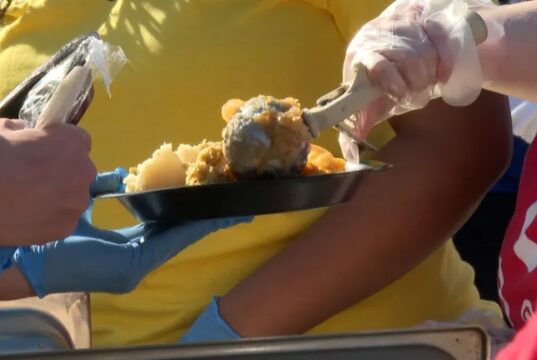 Huntsville One Table reúne a cientos de personas para una comida de Acción de Gracias Huntsville One Table reúne a cientos de personas para una comida de Acción de Gracias