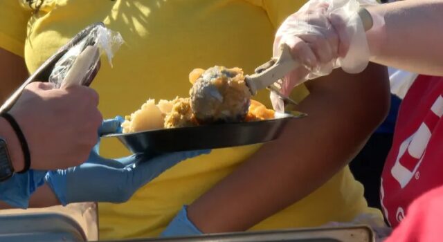 Huntsville One Table reúne a cientos de personas para una comida de Acción de Gracias Huntsville One Table reúne a cientos de personas para una comida de Acción de Gracias